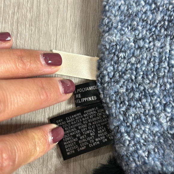 Nordstrom 3 piece wool cashmere blend boucle faux fur scarf hat and gloves - Picture 13 of 13